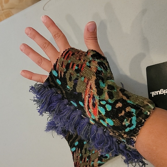 NWT 2pc Desigual hat and hand warmer set main image 6